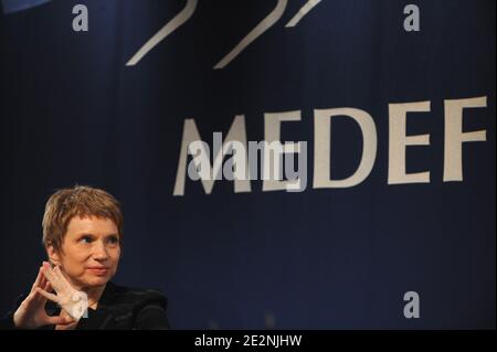 Laurence Parisot, responsabile francese dell'organizzazione dei datori di lavoro di MedEF, ha illustrato durante un incontro con il Presidente russo presso la sede centrale di MedEF a Parigi, in Francia, il 2 marzo 2010, durante la prima visita del Presidente russo in Francia. Foto di Christophe Guibbaud/ABACAPRESS.COM Foto Stock