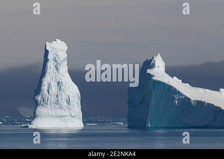 Iceberg e nebbia marina, nello stretto di Bransfield, Antartide 15 dicembre 2015 Foto Stock
