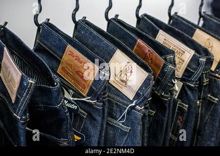 GRAN BRETAGNA / Inghilterra /Londra / jeans denim grezzi Foto Stock