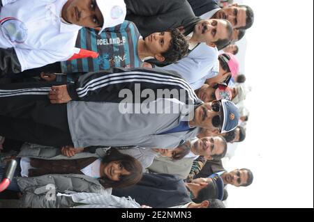 Il nipote del presidente dello Yemen e capo della guardia presidenziale Tarek (o Tareq) al Saleh (R), visto come i rollerbladers francesi, pattinano con i disabili yemeniti, in un rallye intorno alla moschea 'al-Saleh' a Sana'a, Yemen, il 28 febbraio 2010. Lo Yemen è considerato un paese "pericoloso", con una minaccia terroristica per gli occidentali. L'evento ha voluto attirare l'attenzione sulle esigenze speciali dei disabili yemeniti e chiedere leggi per sostenerli. Foto di Ammar Abd Rabbo/ABACAPRESS.COM Foto Stock