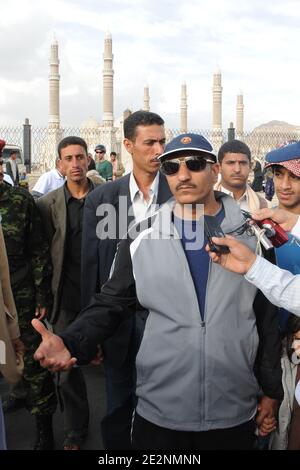 Il nipote del presidente dello Yemen e capo della guardia presidenziale Tarek (o Tareq) al Saleh (R), visto come i rollerbladers francesi, pattinano con i disabili yemeniti, in un rallye intorno alla moschea 'al-Saleh' a Sana'a, Yemen, il 28 febbraio 2010. Lo Yemen è considerato un paese "pericoloso", con una minaccia terroristica per gli occidentali. L'evento ha voluto attirare l'attenzione sulle esigenze speciali dei disabili yemeniti e chiedere leggi per sostenerli. Foto di Ammar Abd Rabbo/ABACAPRESS.COM Foto Stock