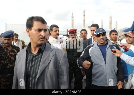 Il nipote del presidente dello Yemen e capo della guardia presidenziale Tarek (o Tareq) al Saleh (R), visto come i rollerbladers francesi, pattinano con i disabili yemeniti, in un rallye intorno alla moschea 'al-Saleh' a Sana'a, Yemen, il 28 febbraio 2010. Lo Yemen è considerato un paese "pericoloso", con una minaccia terroristica per gli occidentali. L'evento ha voluto attirare l'attenzione sulle esigenze speciali dei disabili yemeniti e chiedere leggi per sostenerli. Foto di Ammar Abd Rabbo/ABACAPRESS.COM Foto Stock