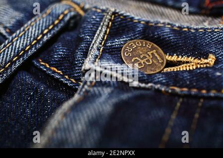 Il denim texture, jeans sfondo di un pulsante Foto Stock