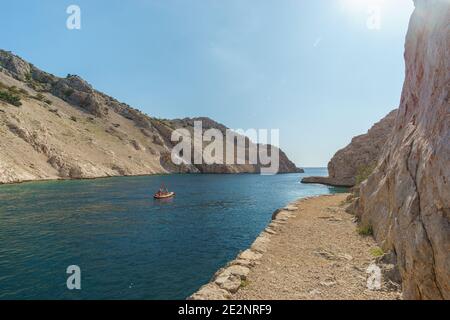 pedalò che lascia la baia nel mare croato Foto Stock