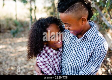 Fratelli Laughing & abbracciando al parco a Chula Vista Foto Stock