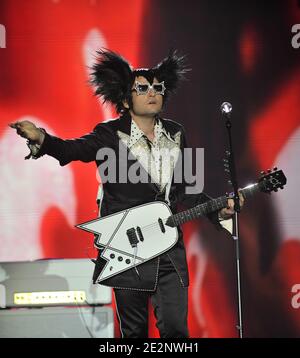 La cantante francese M si esibisce dal vivo durante la 25° cerimonia "Victoires de la Musique" che si è tenuta nella sala Zenith di Parigi, in Francia, il 6 marzo 2010. Foto di Christophe Guibbaud/ABACAPRESS.COM Foto Stock