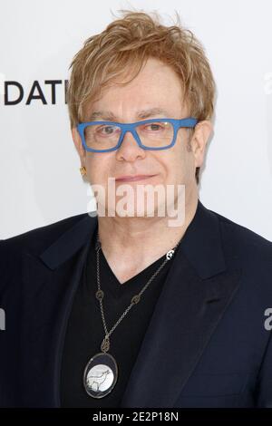 Sir Elton John arriva per la diciottesima edizione del festival annuale Elton John AIDS Foundation Academy Awards, tenuto presso il Pacific Design Center di West Hollywood, Los Angeles, CA, USA il 07 marzo 2010. Foto di Tony DiMaio/ABACAPRESS.COM (nella foto : Sir Elton John) Foto Stock