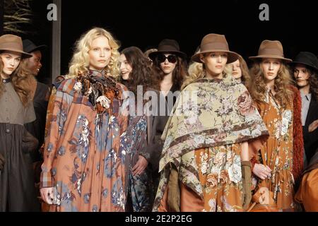 I modelli presentano le creazioni del designer Antonio Marras per la mostra della collezione Kenzo Autunno-Inverno 2010/2011 Ready-to-Wear a Parigi, in Francia, l'8 marzo 2010. Foto di Alain Gil-Gonzalez/ABACAPRESS.COM Foto Stock