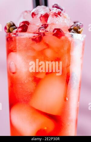 cocktail con ghiaccio e frutti di bosco Foto Stock