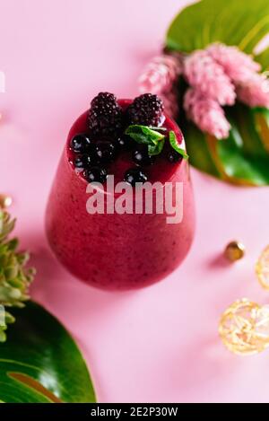 Frullato di frutti di bosco, bevanda sana di yogurt detox, dieta o concetto di cibo vegano, vitamine fresche, cocktail biologici freschi fatti in casa per la colazione Foto Stock