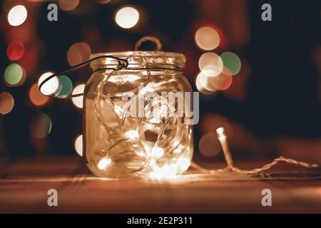 Vaso trasparente con luci a LED all'interno . Decorazione della casa Foto Stock
