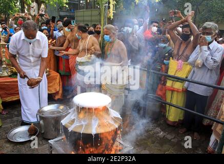 Colombo, Sri Lanka. 14 gennaio 2021. La gente cuoca Pongal durante il festival di Thai Pongal a Colombo, Sri Lanka, il 14 gennaio 2021. La gente celebra il Pongal tailandese durante la stagione della vendemmia per ringraziare il sole per aver dato loro un buon raccolto. Credit: Ajith Perera/Xinhua/Alamy Live News Foto Stock