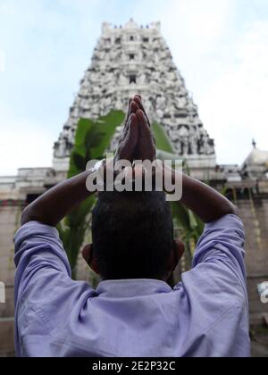 Colombo, Sri Lanka. 14 gennaio 2021. Un uomo prega in un tempio durante la festa di Thai Pongal a Colombo, Sri Lanka, il 14 gennaio 2021. La gente celebra il Pongal tailandese durante la stagione della vendemmia per ringraziare il sole per aver dato loro un buon raccolto. Credit: Ajith Perera/Xinhua/Alamy Live News Foto Stock