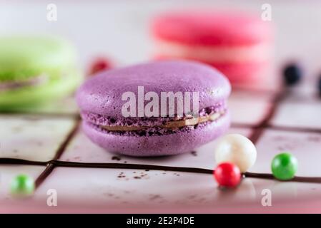 Torte colorate di macaron. Piccolo deserto francese. Gamma di prodotti dolciari assortiti. Foto Stock