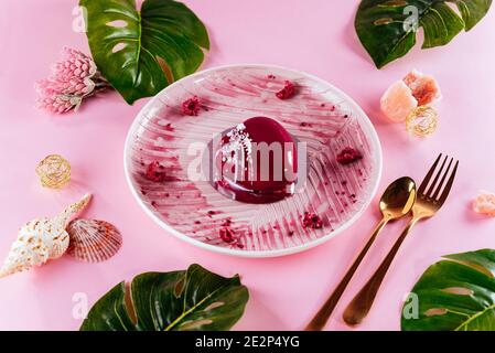 Mousse alla moda la torta con la glassa a specchio decorato. Foto Stock