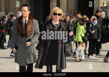 Liz Mohn, membro del Comitato esecutivo della Bertelsmann AG, partecipa alla mostra Louis Vuitton Fall-Winter 2010/2011 di collezione pronta all'uso, tenutasi il 10 marzo 2010 alla Cour Carree du Louvre di Parigi, Francia. Foto di Nicolas Briquet/ABACAPRESS.COM Foto Stock