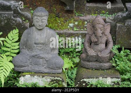 Indonesia Bali - Ubud Balinese Ganesha fatto a mano e pietra Buddha statue Foto Stock