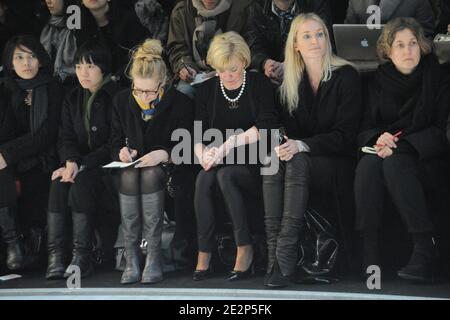 Liz Mohn, membro del Comitato esecutivo della Bertelsmann AG, partecipa alla mostra Louis Vuitton Fall-Winter 2010/2011 di collezione pronta all'uso, tenutasi il 10 marzo 2010 alla Cour Carree du Louvre di Parigi, Francia. Foto di Nicolas Briquet/ABACAPRESS.COM Foto Stock