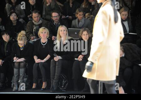 Liz Mohn, membro del Comitato esecutivo della Bertelsmann AG, partecipa alla mostra Louis Vuitton Fall-Winter 2010/2011 di collezione pronta all'uso, tenutasi il 10 marzo 2010 alla Cour Carree du Louvre di Parigi, Francia. Foto di Nicolas Briquet/ABACAPRESS.COM Foto Stock