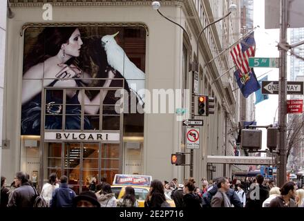 L'attrice STATUNITENSE Julianne Moore è vista in una campagna pubblicitaria sopra il negozio Bulgari sulla Fifth Avenue a New York City, NY, USA il 11 marzo 2010. Julianne è il nuovo volto dei nuovi annunci di borsa e gioielli Primavera/Estate 2010 di Bulgari. Foto di Charles Guerin/ABACAPRESS.COM Foto Stock