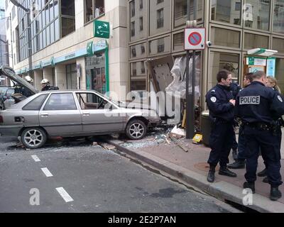 L'agence BNP de la rue Baudin a Levallois-Perret (Hauts-de-Seine) en France a ete braquee ce vendredi 12 Mars 2010 en fin de matinee. Un homme aurait, a l'aide d'une voiture (Renault 21), fonce dans le distributeur automatique de billets avant de s'enfuir en deux-roues. Foto di Benjamin LeReilly/ABACAPRESS.COM Foto Stock