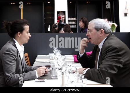 Exclusif - la secretaire nationale des Verts et tete de liste pour la region Ile-de-France, Cecile Duflot et le president socialiste de la region Ile-de-France, Jean-Paul Huchon vont dejeuner dans un hotel parisien, France le 16 Mars 2010 apres l annonce des accords issues des negociations nationales entre le PS et Europe Ecologie pour les regionales piur l'Ile de France. Foto di Stephane Lemouton/ABACAPRESS.COM Foto Stock