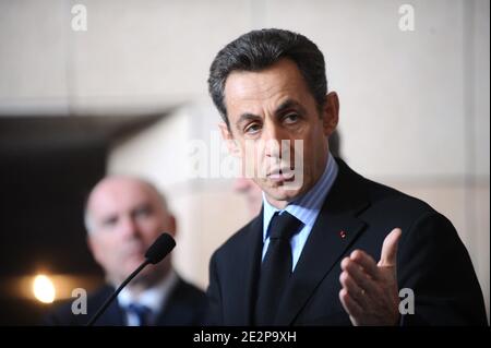 Il presidente francese Nicolas Sarkozy ha pronunciato un discorso il 16 marzo 2010 a la Roche-sur-Yon, Francia occidentale, dopo un incontro con i rappresentanti locali responsabili della regione devastata dalla tempesta Xynthia a la Rochelle, Una visita a Charron e a Bouin. La tempesta mortale che ha affollato nel sud-ovest della Francia ha provocato più di un miliardo di euro di danni ai principali driver economici della regione orgogliosa, il turismo e la produzione di cibo di lusso. Foto di Mousse/ABACAPRESS.COM Foto Stock