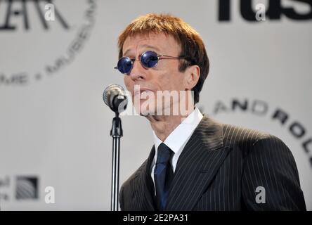 Il musicista Robin Gibb del Bee Gees partecipa alla 25esima cerimonia annuale di induzione del Rock and Roll Hall of Fame al Waldorf Astoria di New York City, NY, USA il 15 marzo 2010. Foto di Slaven Vlasic/ABACAPRESS.COM Foto Stock