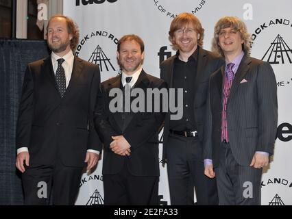 (L-R) Musicians Page McConnell, Jon Fishman, Trey Anastasio e Mike Gordon di Phish partecipano alla 25a cerimonia annuale di induzione del Rock and Roll Hall of Fame al Waldorf Astoria di New York City, NY, USA il 15 marzo 2010. Foto di Slaven Vlasic/ABACAPRESS.COM Foto Stock