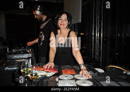 Beatrice Ardisson DJing alla festa di lancio del giornale 'France soir', a Beaubourg , a Parigi, Francia, il 16 marzo 2010. Foto di Thierry Orban/ABACAPRESS.COM Foto Stock