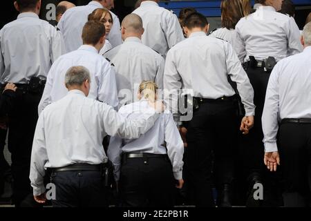 I poliziotti dopo la visita del presidente francese alla stazione di polizia hanno incontrato i parenti del poliziotto ucciso da sospettati membri del gruppo militante basco ETA, a Dammarie les Lys, a sud-ovest di Parigi, in Francia, il 18 marzo 2010. La polizia antiterrorismo francese ha arrestato un uomo di 27 anni che si è identificato come membro dell'ETA e ha cacciato altri cinque, tra cui una donna, dopo l'omicidio, ha detto ieri un funzionario giudiziario. Foto di Mousse/ABACAPRESS.COM Foto Stock