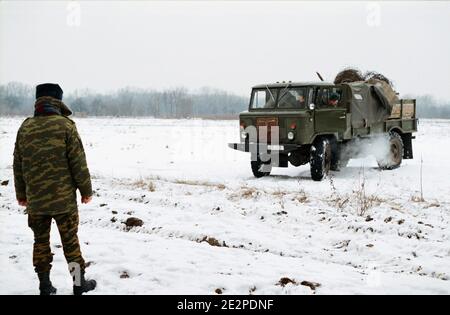 "Il filo spinato viene trasportato con carrelli per impieghi pesanti fino al punto di stoccaggio. 15 febbraio 2010, Moldavia. Il primo ministro moldavo Vlad Filat ha firmato l'ordine di rimuovere un filo spinato di 60 anni di epoca comunista lungo il fiume Prut, separando il suo paese dalla Romania. Filat ha descritto la recinzione come un imbarazzo, dicendo che 'è un peccato mantenere la recinzione lungo il confine con un paese amico nel XXI secolo, quando i confini europei sono completamente trasparenti e le persone si muovono liberamente?. Foto di Dorin Goian/ABACAPRESS.COM' Foto Stock