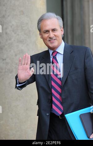 Il nuovo ministro francese junior per la pubblica Amministrazione Georges Tron arriva al consiglio dei Ministri settimanale che si è tenuto presso l'Elysee Palace a Parigi, in Francia, il 24 marzo 2010. Foto di Mousse/ABACAPRESS.COM Foto Stock