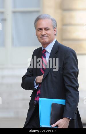 Il nuovo ministro francese junior per la pubblica Amministrazione Georges Tron arriva al consiglio dei Ministri settimanale che si è tenuto presso l'Elysee Palace a Parigi, in Francia, il 24 marzo 2010. Foto di Mousse/ABACAPRESS.COM Foto Stock