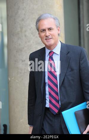 Il nuovo ministro francese junior per la pubblica Amministrazione Georges Tron arriva al consiglio dei Ministri settimanale che si è tenuto presso l'Elysee Palace a Parigi, in Francia, il 24 marzo 2010. Foto di Mousse/ABACAPRESS.COM Foto Stock