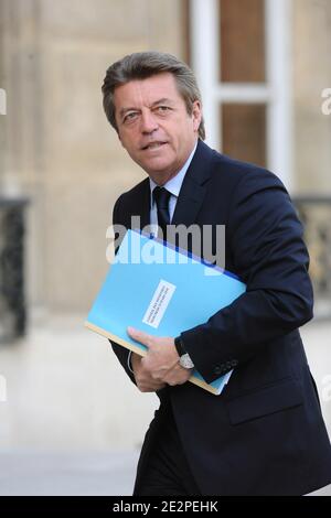 Alain Joyandet, ministro francese per gli aiuti esteri e francofonia, arriva al consiglio dei Ministri settimanale che si è tenuto presso l'Elysee Palace a Parigi, in Francia, il 24 marzo 2010. Foto di Mousse/ABACAPRESS.COM Foto Stock