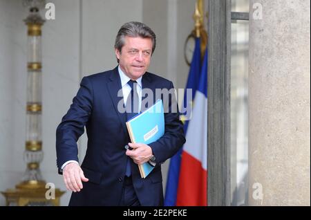 Alain Joyandet, ministro francese degli aiuti esteri e della francofonia, lascia il consiglio dei ministri settimanale che si è tenuto presso l'Elysee Palace a Parigi, in Francia, il 24 marzo 2010. Foto di Mousse/ABACAPRESS.COM Foto Stock