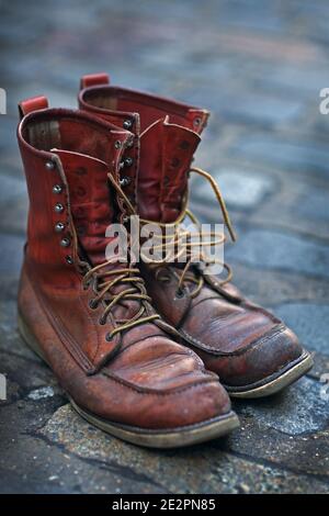 Stivali da lavoro in pelle Red Wing su strade acciottolate Foto Stock