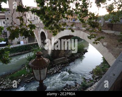 Ponte nascosto sul fiume Reno nel cuore di Roma Foto Stock