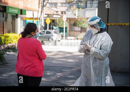 La gente prende un test libero di Coronavirus (COVID-19) a Bogotà, Colombia, in mezzo alla diffusione del romanzo pandemia di Coronavirus prima di un nuovo fine settimana di quarantena Foto Stock