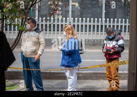 La gente prende un test libero di Coronavirus (COVID-19) a Bogotà, Colombia, in mezzo alla diffusione del romanzo pandemia di Coronavirus prima di un nuovo fine settimana di quarantena Foto Stock