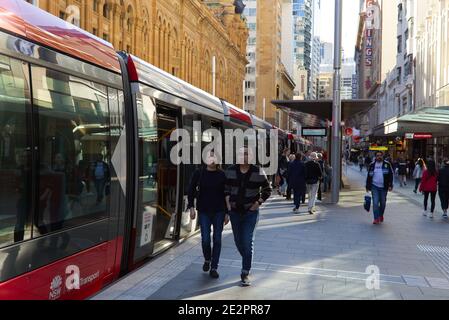 Il sistema di trasporto pubblico della ferrovia leggera di Sydney fuori dalla Queen Victoria Edificio su George Street Sydney Australia Foto Stock