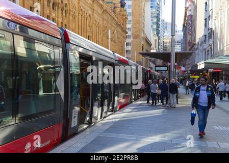 Il sistema di trasporto pubblico della ferrovia leggera di Sydney fuori dalla Queen Victoria Edificio su George Street Sydney Australia Foto Stock