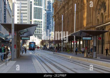 Il sistema di trasporto pubblico della ferrovia leggera di Sydney fuori dalla Queen Victoria Edificio su George Street Sydney Australia Foto Stock