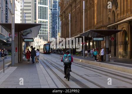 Autista della consegna di cibo su una bicicletta che opera illegalmente in tram Tracce Sydney Australia Foto Stock