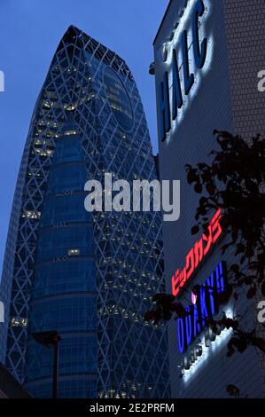 La Tokyo Mode Gakuen Cocoon Tower domina la vista di West Shinjuku, Tokyo JP Foto Stock