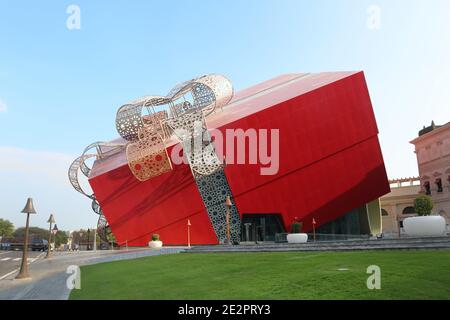 Vista di un edificio progettato a forma di regalo in Katara Village - Doha, Qatar Foto Stock