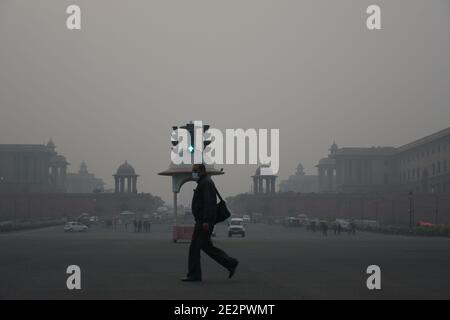 New Delhi 14 Gennaio 2021 : i pendolari si spostano in mezzo alla Dence fogg e alle condizioni climatiche fredde a Nuova Delhi, India. 14 gennaio 2021. Le condizioni delle onde fredde continuarono a non diminuire in diverse parti dell'India del Nord, con una temperatura minima che scese a 2° Celsius. (Foto di Ishant Chauhan/Pacific Press) Credit: Pacific Press Media Production Corp./Alamy Live News Foto Stock