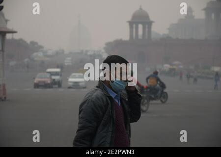 New Delhi 14 Gennaio 2021 : i pendolari si spostano in mezzo alla Dence fogg e alle condizioni climatiche fredde a Nuova Delhi, India. 14 gennaio 2021. Le condizioni delle onde fredde continuarono a non diminuire in diverse parti dell'India del Nord, con una temperatura minima che scese a 2° Celsius. (Foto di Ishant Chauhan/Pacific Press) Credit: Pacific Press Media Production Corp./Alamy Live News Foto Stock