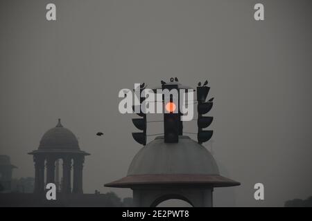 New Delhi 14 Gennaio 2021 : i pendolari si spostano in mezzo alla Dence fogg e alle condizioni climatiche fredde a Nuova Delhi, India. 14 gennaio 2021. Le condizioni delle onde fredde continuarono a non diminuire in diverse parti dell'India del Nord, con una temperatura minima che scese a 2° Celsius. (Foto di Ishant Chauhan/Pacific Press) Credit: Pacific Press Media Production Corp./Alamy Live News Foto Stock